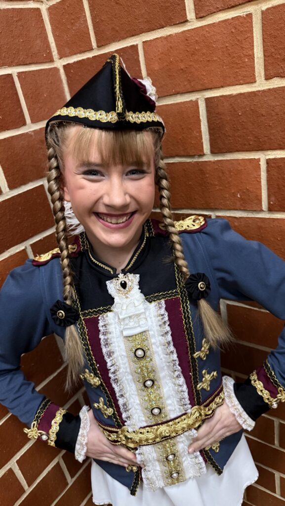 Tanzmariechen Elisabeth freut sich auf ihren Auftritt.