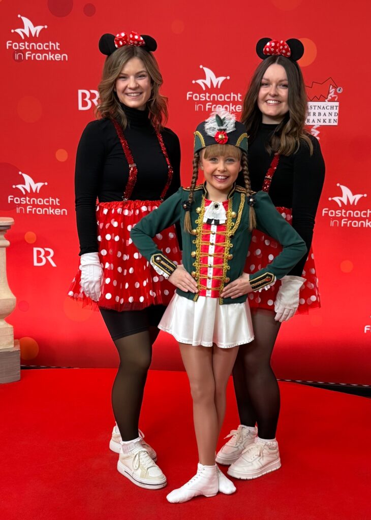 anzmariechen Helena Brendel mit ihren Trainerinnen Annemarie Franz und Viktoria Wohn bei der Fernseh-Aufzeichnung in Veitshöchheim.