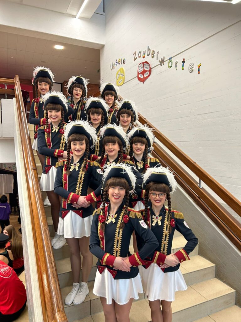 Die Prinzengarde des TSC Lippertsgrün ist bereit für ihren Auftritt.